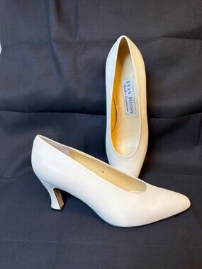 Vintage Evan Picone Made in Spain Ivory Leather Pumps Heels 9.5 Deadstock